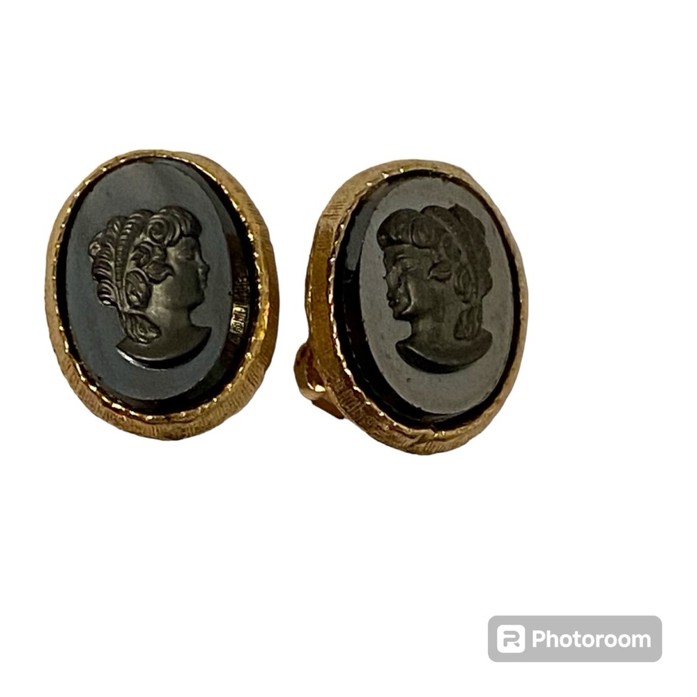 VINTAGE INTAGLIO CAMEO BLACK GLASS GOLD TONE SETTING EARRINGS CLIP